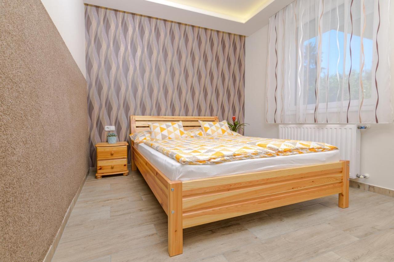 ILLÉS Apartmanok III. Hajdúszoboszló Esterno foto