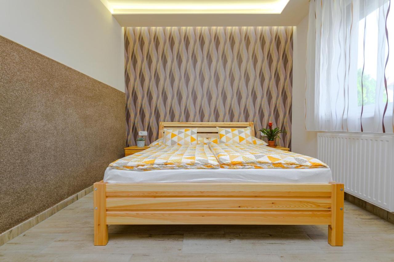 ILLÉS Apartmanok III. Hajdúszoboszló Esterno foto